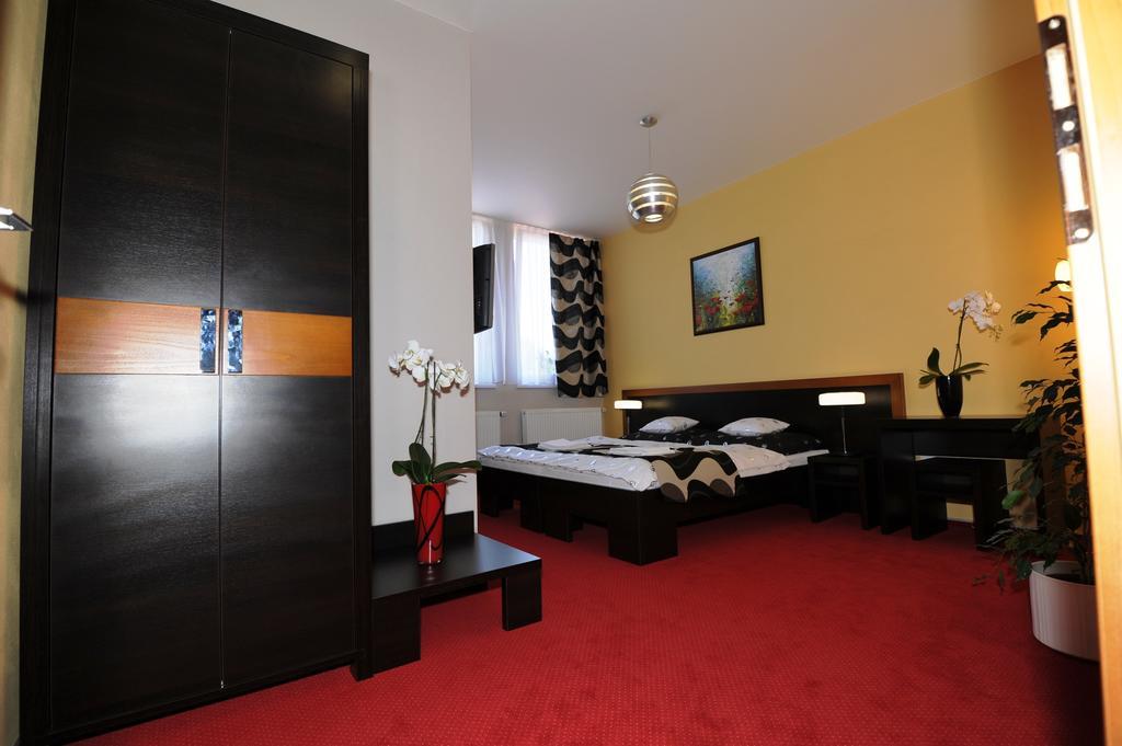 Guest House Penzion Fortuna Tvrdosin Exteriör bild